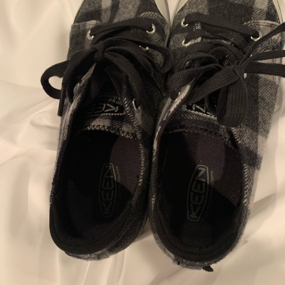 Adorable Keen Sneakers. EUC. Size 8 - Picture 2 of 4